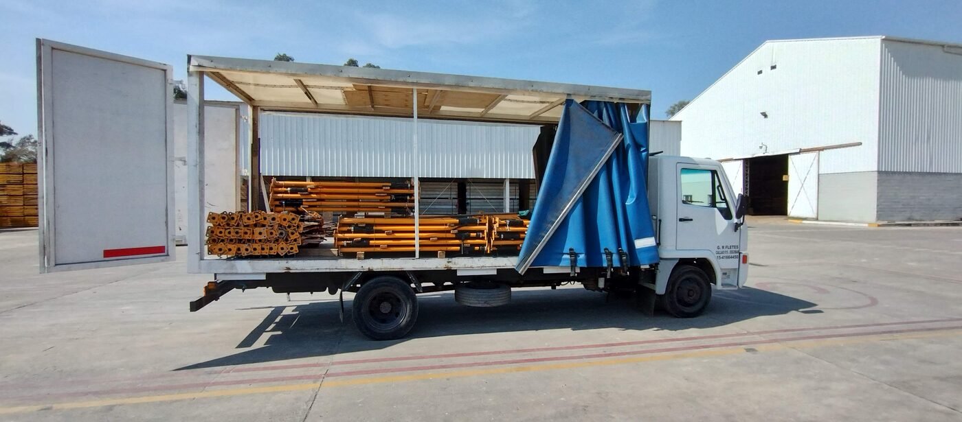 Lateral abierto del camión mostrando su capacidad