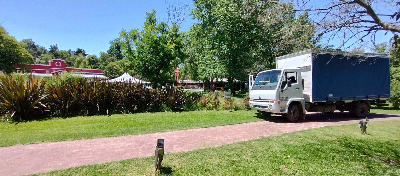 Camión de fletes en un servicio local
